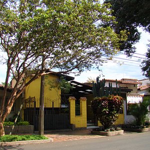 Yellow House Hostel, hotel in Medellin