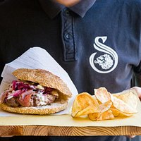 siamo famosi per i nostri PIZZBURGER, e ci mettiamo tutta la nostra professionalità e tutta la nostra simpatia nel servirli