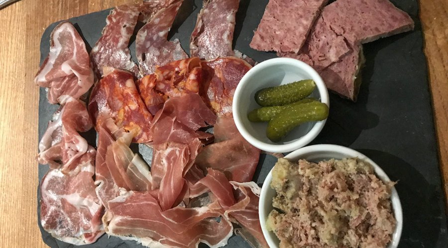 Medio de embutidos con foie y pepinillos