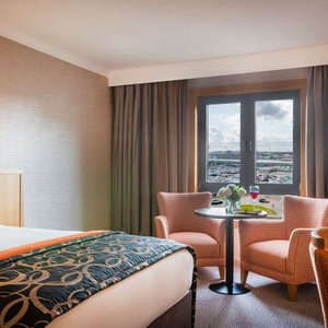 Standard double room with airport view