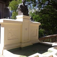 Monumento al Dr. Antonio Piñero en zona La Isla del Barrio de Recoleta- Bs.As. 2019.