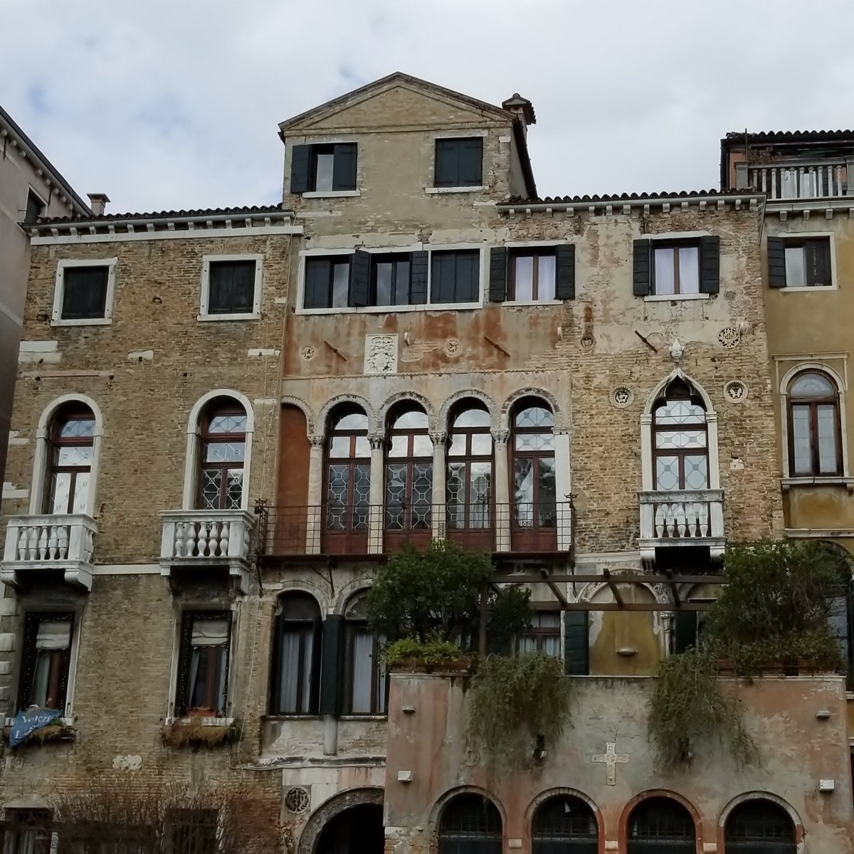 PALAZZO BARZIZZA: Tutto quello che c'è da sapere (2024)