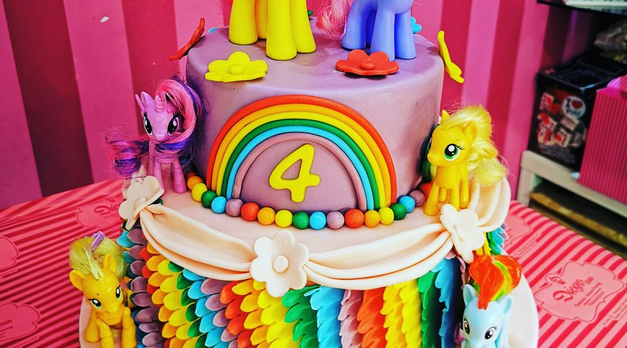 Torta compleanno in pasta di zucchero 