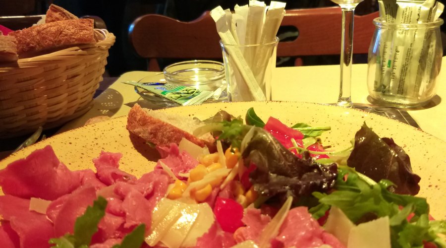 Carpaccio et vin blanc