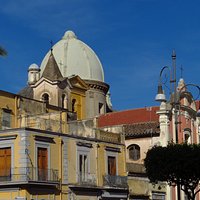 La cupola della chiesa, mentre a sx della stessa si intravede la cupola più piccola della cappella Carafa e il piccolo campanile a vela (quello color senape); il campanile in 1° piano (quello a cuspide) è dell'attigua chiesa di S.Maria del Soccorso).