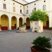 il chiostro del convitto adiacente la chiesa e che una volta ne era il convento (vicino al pozzo l'albero di limoni in ricordo di quello piantato da San Francesco)