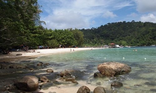 mandau dayak dari pulau borneo adalah dua hal yang tak bisa dipisahkan. mandau selalu identik dengan dayak dan sebaliknya. dan memang pada kehidupan nyata, mandau dan orang-orang dayak seolah tak bisa dipisahkan. Ke mana pun mereka pergi, mandau akan dengan mesranya terselip di pinggang.  [url=http://pokeraku.com/article/mandau-dayak-dari-pulau-borneo]SUMBER[/url]
