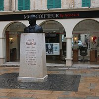 Jules Muraire est un acteur né le 18 décembre 1883 à Toulon. C’est en 1910 qu’il a inversé les deux syllabes de son nom afin de devenir raimu. "Marius" la pièce de théâtre de Marcel Pagnol en 1929 et le film en 1931 le rendirent célèbre.