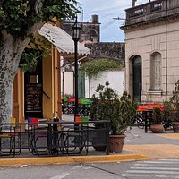 Esquina céntrica frente a la plaza principal