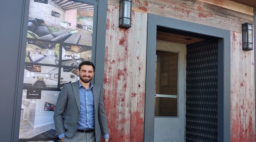Andy the hotel manager with Titan, the assistant to the regional manager.