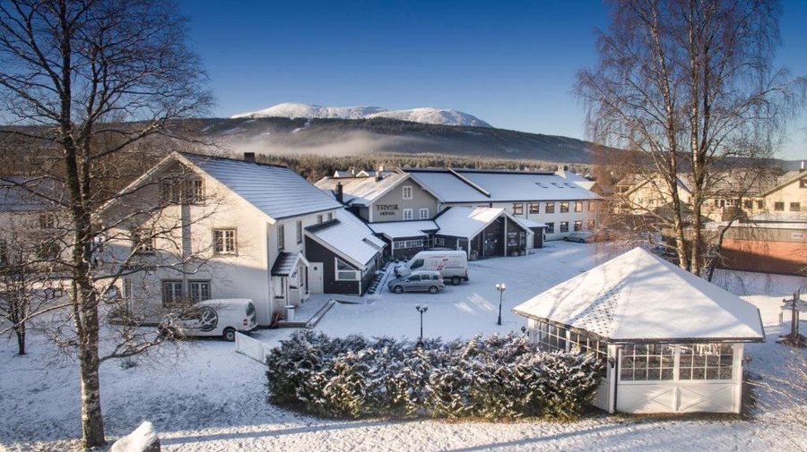Trysil Hotell med Trysilfjellet i bakgrunn, 6 min med Skibuss rett fra hotellet