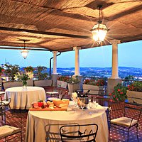 La terrazza del Cannon d'Oro con vista sulle colline