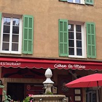 Sur la place du village, le nom du restaurant nous a fait sourire, puis la patronne et le patron nous a régalé avec sa cuisine goûteuse et généreuse.