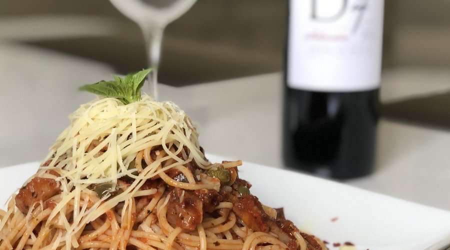 Uno de los favoritos.200 gramos de pasta al dente en pomodoro PRANA con Totoaba ahumada, alcaparras, aceitunas verdes, ajo y chile quebrado, flameado al vino tinto. 