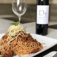 Uno de los favoritos.200 gramos de pasta al dente en pomodoro PRANA con Totoaba ahumada, alcaparras, aceitunas verdes, ajo y chile quebrado, flameado al vino tinto.