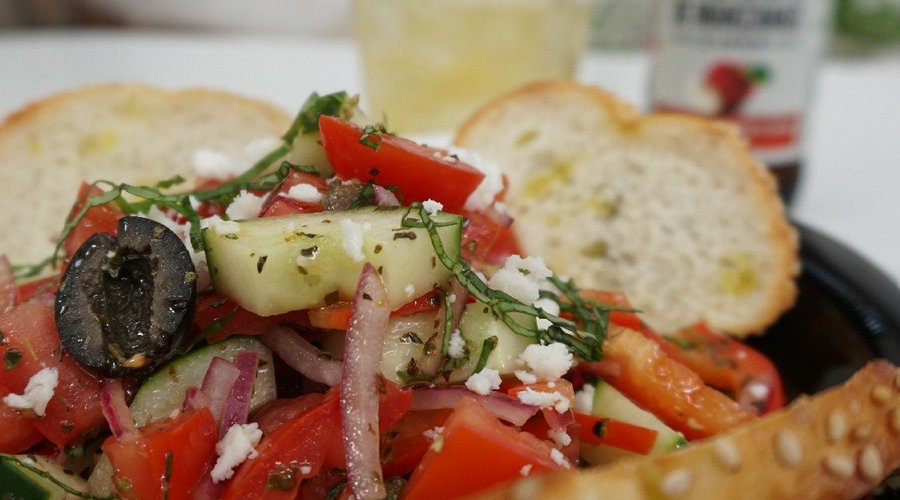 Pepinos, tomates, pimientos verdes, aceitunas calamata, alcaparras, queso feta, cebolla morada y albahaca orgánica.
Servida con vinagreta preparada al momento de vino tinto, aceite de olivo extra virgen y finas hierbas.
