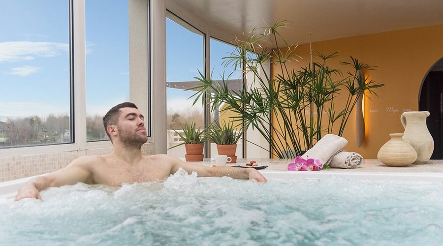Moment spa, macaron et champagne autour du jacuzzi