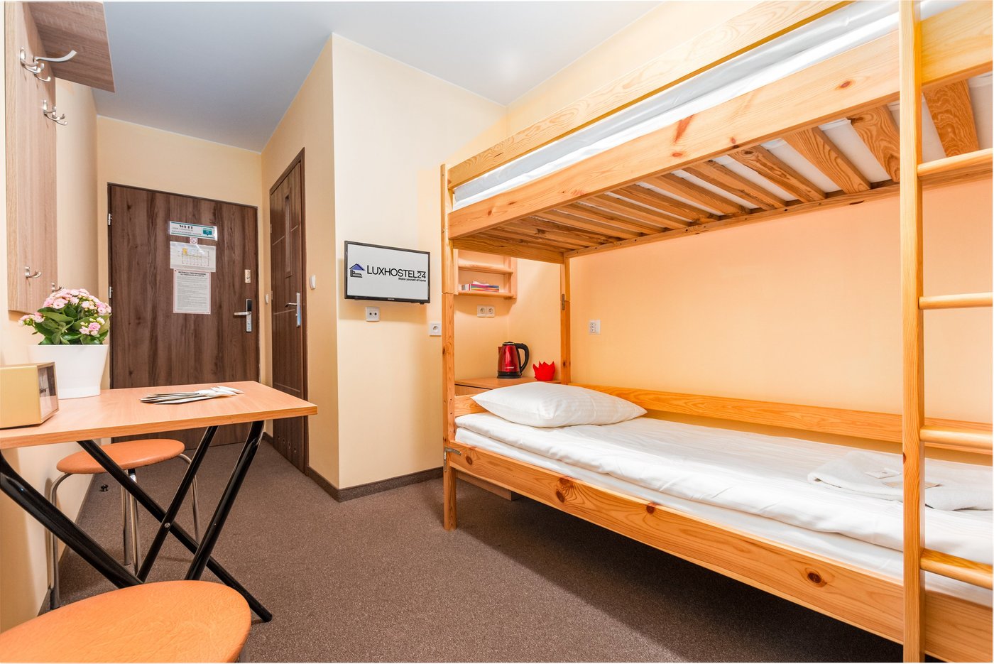 Luxhostel24 Warszawa (바르샤바) - 호텔 리뷰 & 가격 비교