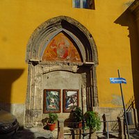 ex portale gotico tamponato sul fianco sx