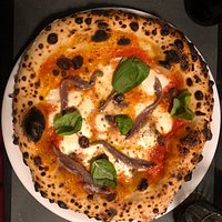 Locale piccolo ma accogliente, personale molto giovane e molto gentile. Il menù offre una decina di pizze. Le pizze sono arrivate dopo neanche una decina di minuti dall’ordinazione, ottime (così come i dolci). Super consigliato!