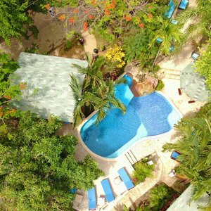 Welcome to West Bay Lodge and Spa, with its tranquil tropical island setting and Roatan
