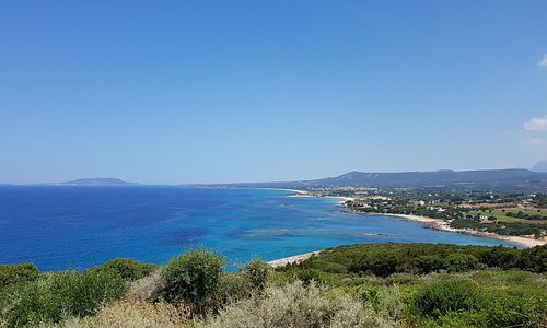 La vue sur la mer Ionienne, sur la baie de Pylos et la plage de Voidokoilia  est superbe. 