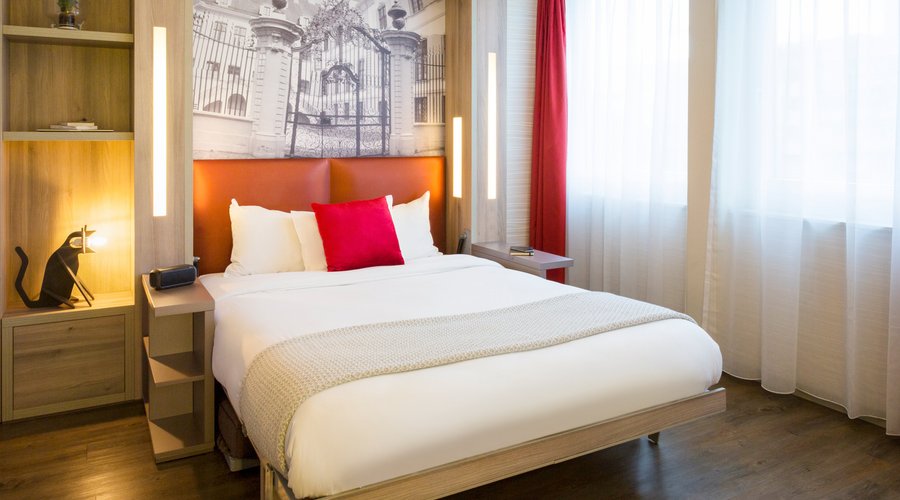 Studio grand lit bed