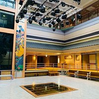能舞台のようなゴージャスなイベント広場。