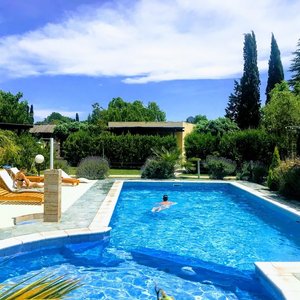 Piscina para adulto y otra para niños. Amplio solarium para relax total en las reposeras. 