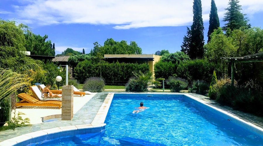 Piscina para adulto y otra para niños. Amplio solarium para relax total en las reposeras. 