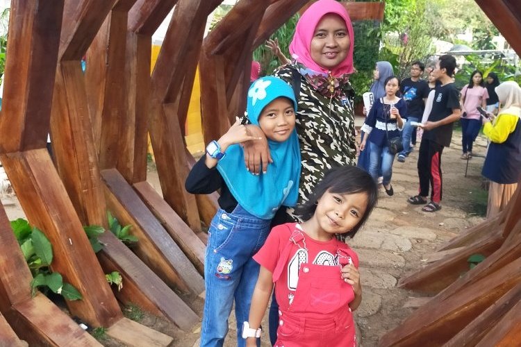 Tempat wisata gratis di Jakarta. Ada pepohonan nan hijau,kolam dan monumen pembebasan papua. Ada 2 sesi pertunjukan air mancur bergoyang yang diiringi lagu daerah dll. Tempat yang bagus,unik dan hemat diongkos..