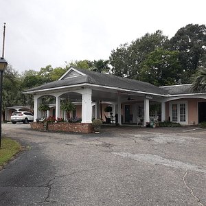 https://dynamic-media-cdn.tripadvisor.com/media/photo-o/1a/1b/a9/5a/hotel-santee-sc-lake.jpg?w=300&h=300&s=1