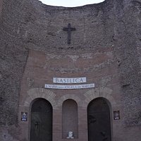 サンタ・マリア・デランジェリ・エ・デイ・マルティーリ聖堂(Santa Maria degli Angeli e dei Martiri)は、テルミニ駅近くの共和国広場東側にある教会です。遺跡と一体化しているような教会で長い柵で囲まれていますが、ディオクレティアヌス帝時代の浴場跡にミケランジェロの設計で建てられた教会とのことでした。