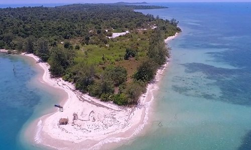 Private Island at Riau Archipelago that you can visit this time has a very beautiful nature. This island is called Karas Island. From here, you can browse inside the island or explore the natural beauty of the underwater.