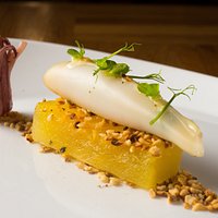 Pennello di calamaro con nocciole, capperi e melone invernale osmotizzato