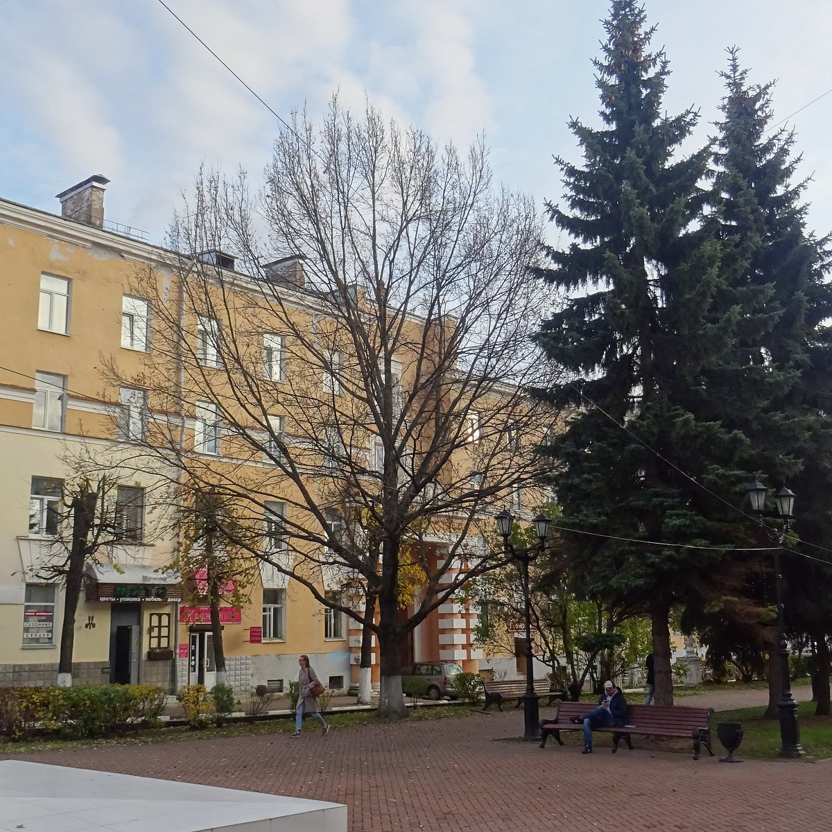 Пушкин в Твери. Тверь, Театральная площадь, дом 1. Памятник обычный. Памятник обычный фото невыбирое.