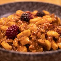 Bullone meet pork: gnocchetti di ricotta di bufala, con ragu di maialino, funghi porcini e lamponi.