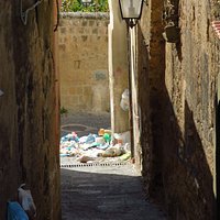 spazzatura ammucchiata in fondo ad un vicolo