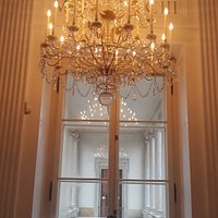 majestatyczny żyrandol