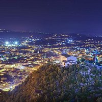 Al di sotto della collina vicoli e numerose piazze incantevoli dove si puo pernottare tramite B&B e mangiare nelle diverse trattorie e ristoranti tra i vicoli della città vecchia