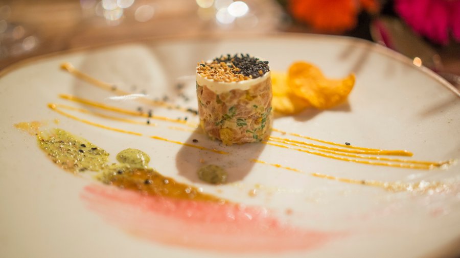 Tartar Austral;  Salmón, piclkets.aceite de togarashi, teriyaki.