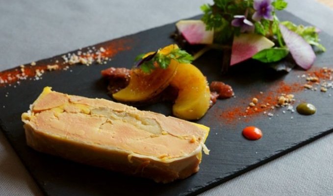 Foie gras mi cuit, pommes confites au miel et jambon cru en chemise 