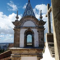 Vista de uma das torres da igreja do Santíssimo Sacramento do Passo, com o telhado azulejado, a partir da outra torre. Salvador.