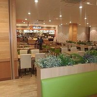 イオン古河店のフードコート。広めだが店が一つ。これは寂しい。