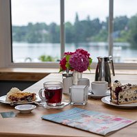 Kaffee und Kuchen mit Seeblick