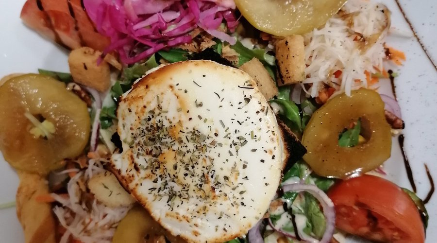 Salade de chèvre tiède, parfumée au miel d'acacia
