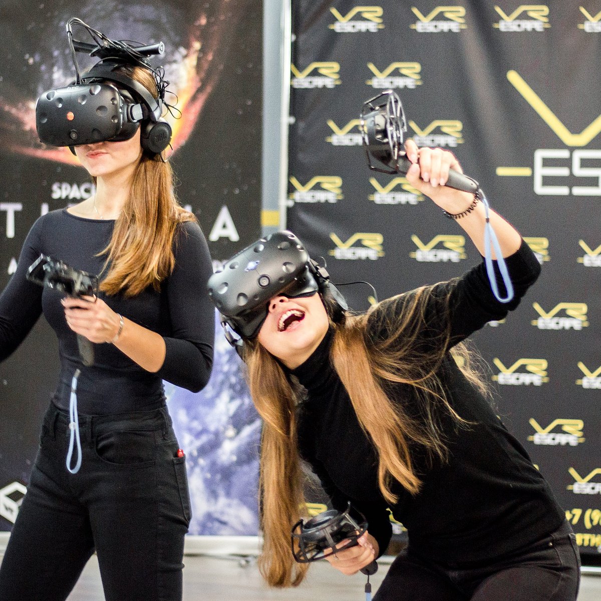 Vr club vrpark. VR Escape. Escape клуб виртуальной реальности. VR Club Москва. Куб виртуальной реальности.