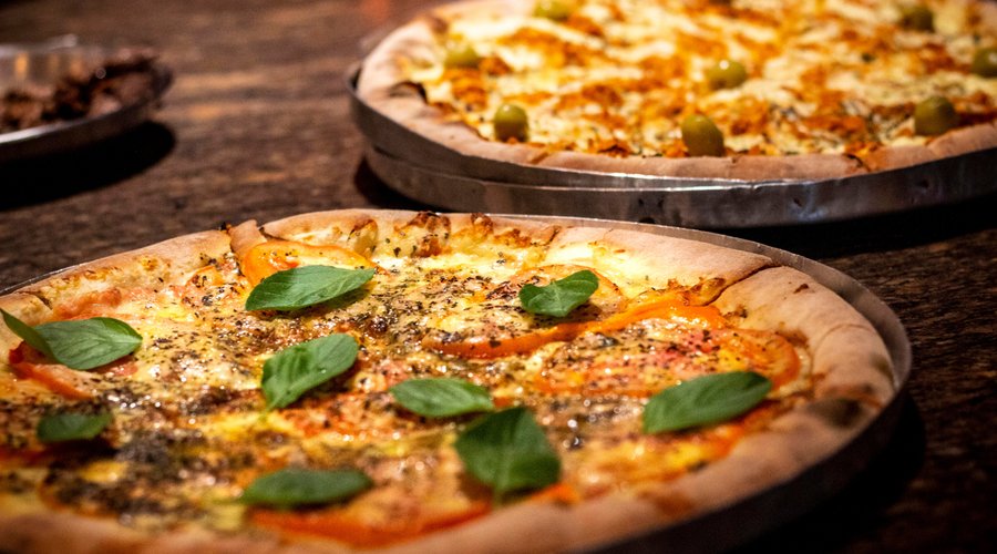 Pizzas com massa clássica italiana.