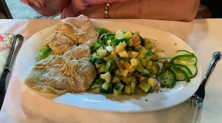 Pollo Grille acompañado de una ensalada Griega 