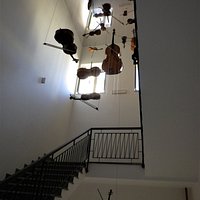 Installazione "Le corde dell'anima" lungo le scale che dal primo conducono al secondo piano dell'edificio.